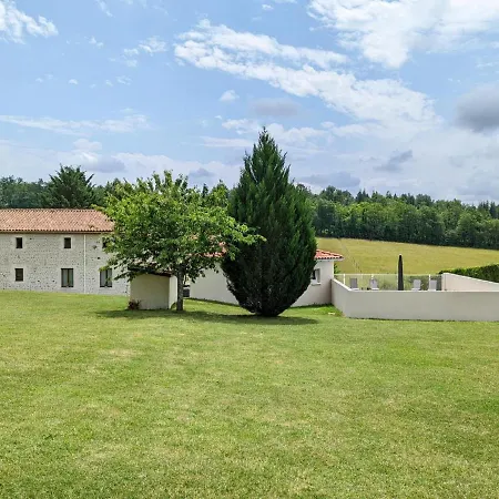 別荘 Maison Spacieuse En Pleine Nature Avec Piscine, Equipements De Loisirs Et Randonnees A Proximite - Fr-1-653-105 Nonac