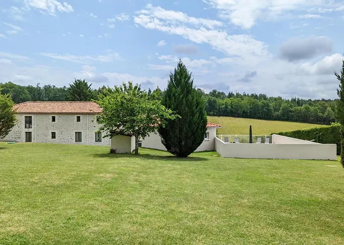 Casa de Férias Maison Spacieuse En Pleine Nature Avec Piscine, équipements De Loisirs Et Randonnées à Proximité - Fr-1-653-105 Nonac