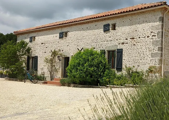 Maison Spacieuse En Pleine Nature Avec Piscine, équipements De Loisirs Et Randonnées à Proximité - Fr-1-653-105 Nonac