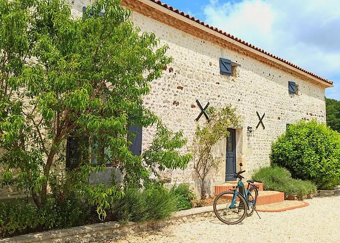 Maison Spacieuse En Pleine Nature Avec Piscine, équipements De Loisirs Et Randonnées à Proximité - Fr-1-653-105 Nonac